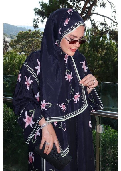 Tuğba Arslanbaş Aydın'ın Tercihi Blooming Monogram Floş Şal Siyah