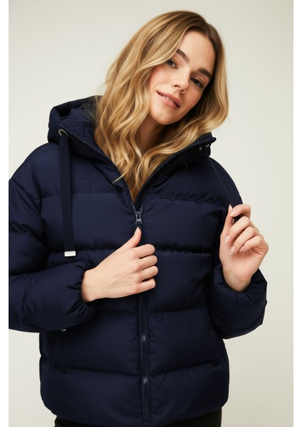 İçi Astarlı Su ve Rüzgar Geçirmez Cepli Kapüşonlu Kadın Mont