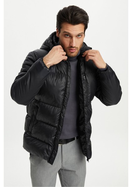 İçi Astarlı Su ve Rüzgar Geçirmez Cepli Kapüşonlu Erkek Mont