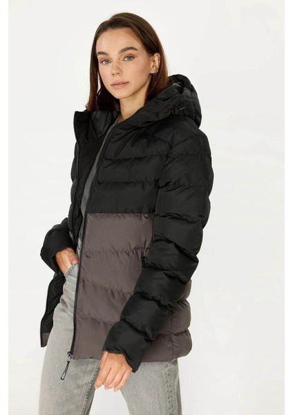 İçi Astarlı Su ve Rüzgar Geçirmez Cepli Kapüşonlu Kadın Mont fırsatları