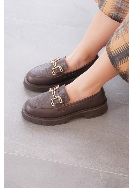 TERESA İTHAL TOKA DETAYLI HAKİKİ DERİ LEOFER KADIN GÜNLÜK AYAKKABI KAHVE