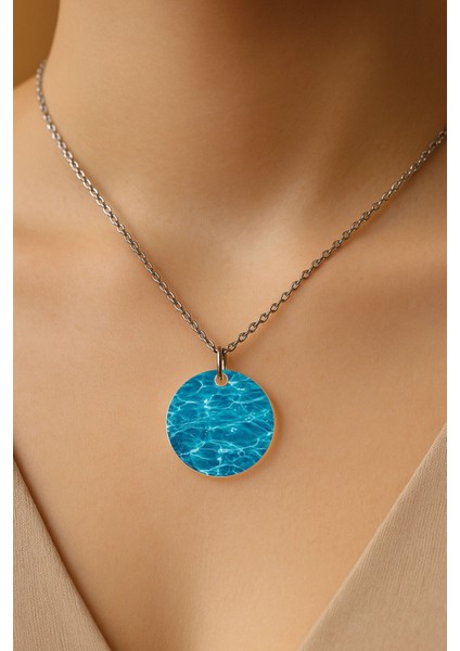 Şeffaf Sert Akrilik Kolye Ucu ve Üzeri Zincirli Desenli Kolye Deniz Suyu