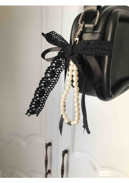 Siyah Dantel ve Inci Detaylı Çanta Charmı – El Yapımı Zarif Aksesuar Anahtarlık