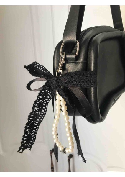 Siyah Dantel ve Inci Detaylı Çanta Charmı – El Yapımı Zarif Aksesuar Anahtarlık fiyatları