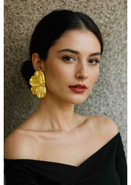 Golden Bloom Büyük Yarım Çiçek Formlu Titanyum Altın Küpe - Gösterişli ve Şık, Yılbaşı, Davet