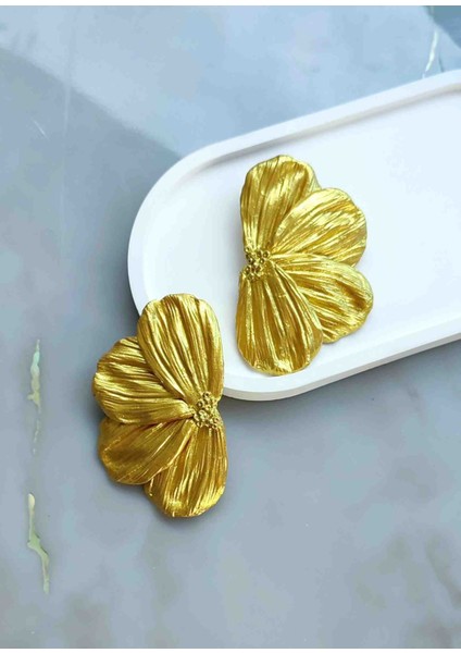Golden Bloom Büyük Yarım Çiçek Formlu Titanyum Altın Küpe - Gösterişli ve Şık, Yılbaşı, Davet fiyatları