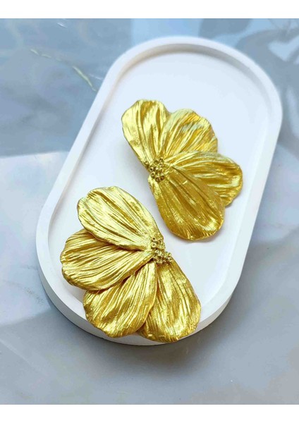 Golden Bloom Büyük Yarım Çiçek Formlu Titanyum Altın Küpe - Gösterişli ve Şık, Yılbaşı, Davet modelleri