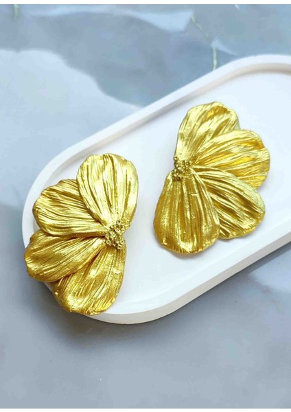 Golden Bloom Büyük Yarım Çiçek Formlu Titanyum Altın Küpe - Gösterişli ve Şık, Yılbaşı, Davet fırsatları