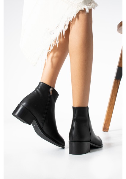 Danica Siyah Renkli Bilek Üstü Kısa Kalın Topuklu Bot modelleri