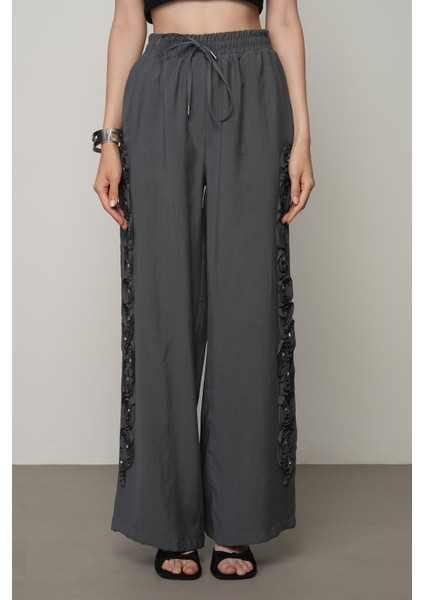 Kadın Şerit Gül ve Taş Detaylı Düz Renk Beli Lastikli Bol Paça Pantolon