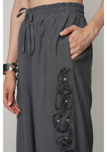 Kadın Şerit Gül ve Taş Detaylı Düz Renk Beli Lastikli Bol Paça Pantolon modelleri