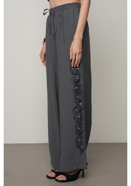 Kadın Şerit Gül ve Taş Detaylı Düz Renk Beli Lastikli Bol Paça Pantolon fırsatları