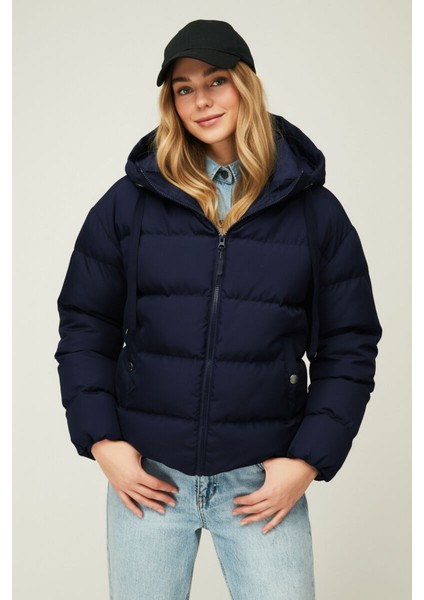 İçi Astarlı Su ve Rüzgar Geçirmez Cepli Kapüşonlu Kadın Mont fırsatları