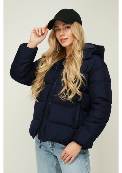 İçi Astarlı Su ve Rüzgar Geçirmez Cepli Kapüşonlu Kadın Mont indirimleri