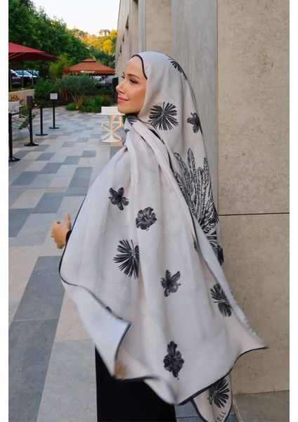 Feyza Hakyemez'in Tercihi Noir Çiçekli Monogram Floş Şal Krem