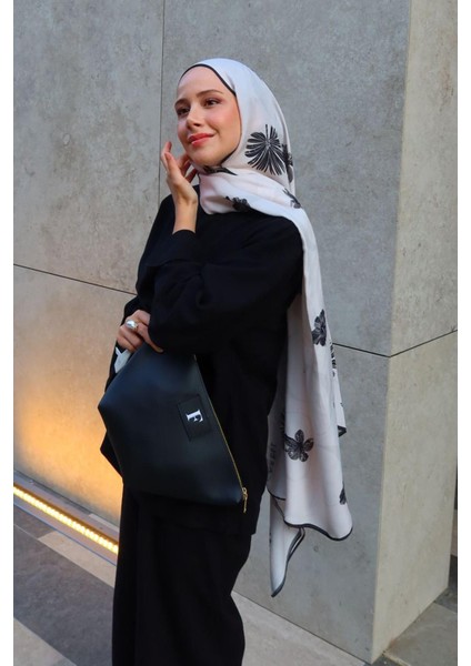 Feyza Hakyemez'in Tercihi Noir Çiçekli Monogram Floş Şal Krem modelleri