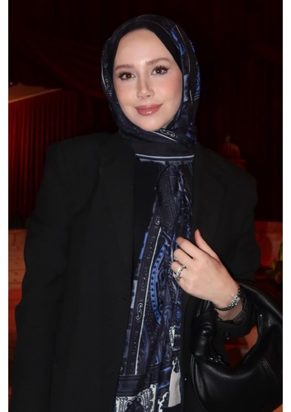 Feyza Hakyemez'in Tercihi Deep Indigo Early Ipek Şal