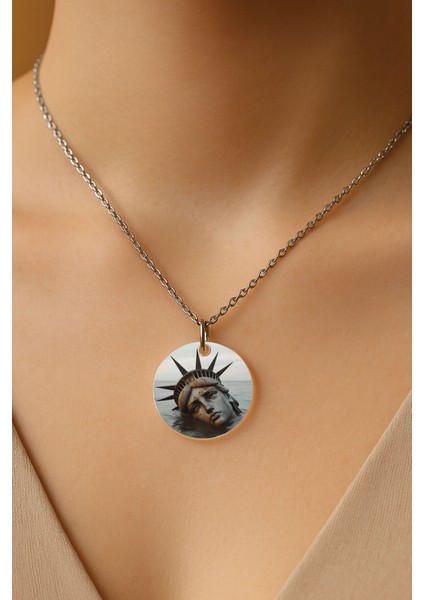 Şeffaf Sert Akrilik Kolye Ucu ve Üzeri Zincirli Desenli Kolye Özgürlüğün Sonu