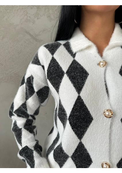 Kadın Renkli Baklava Desenli Gold Inci Detaylı Düğmeli Beyaz Triko Hırka modelleri