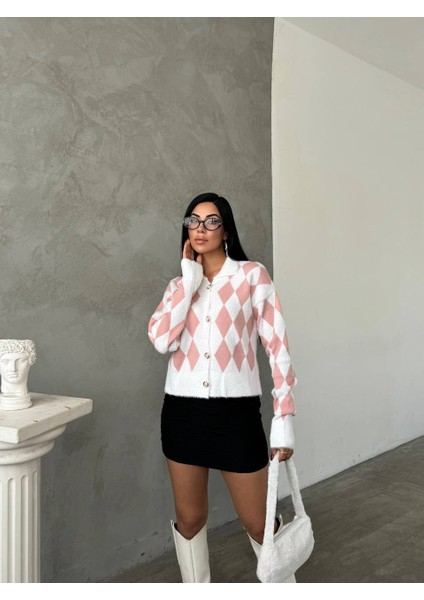 Kadın Renkli Baklava Desenli Gold Inci Detaylı Düğmeli Beyaz Triko Hırka