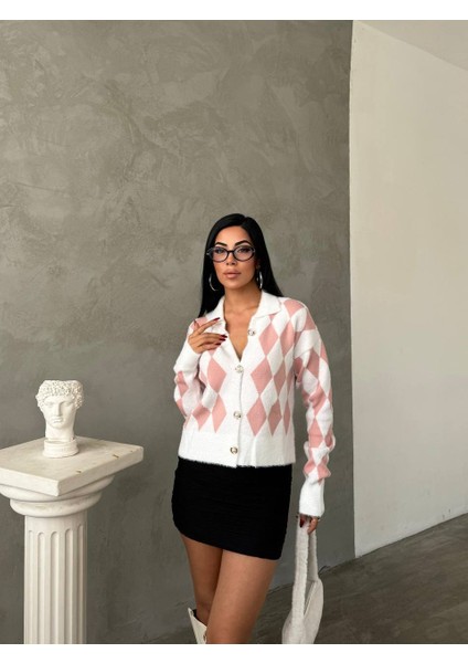 Kadın Renkli Baklava Desenli Gold Inci Detaylı Düğmeli Beyaz Triko Hırka modelleri