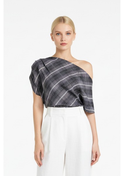Kadın Tek Omuzlu Asimetrik Kesim Regular Fit Kayık Yaka Kareli Kısa Kollu Bluz - Şık Kadın Bluz fiyatları