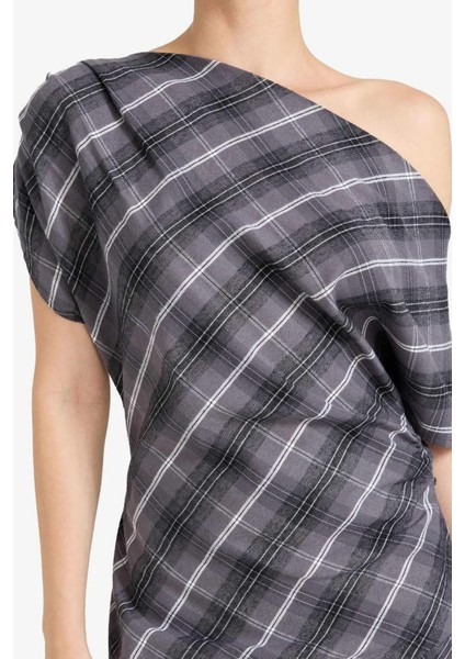 Kadın Tek Omuzlu Asimetrik Kesim Regular Fit Kayık Yaka Kareli Kısa Kollu Bluz - Şık Kadın Bluz