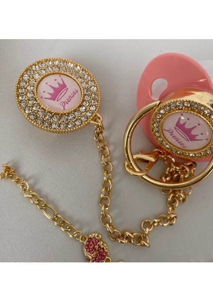 Altın Kaplama Zirkon Taşlı Emzik Seti – Maşallah Iğnesi & Bebek Künyesi Dahil