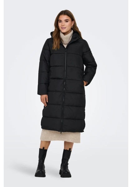 Kadın Onlmontana Kapüşonlu Uzun Şişme Mont 15226559 Siyah