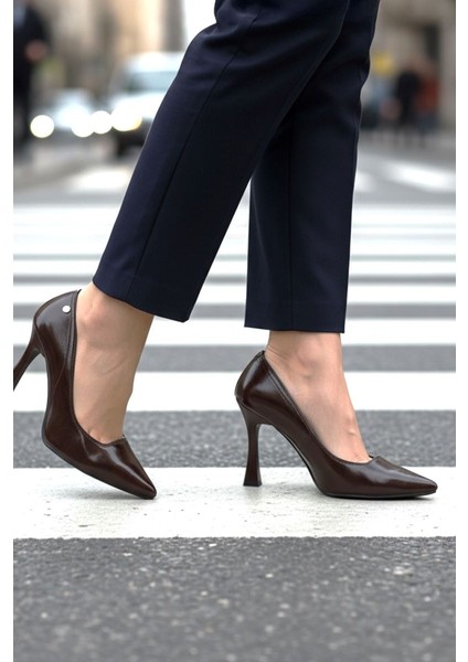 Odette Esnek Yumuşak Kaymaz Taban (10 Cm) Kahverengi Rugan Kadın Topuklu Ayakkabı