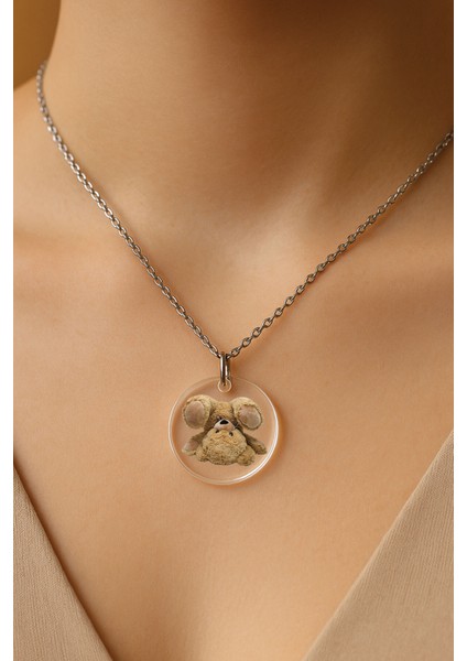 Şeffaf Sert Akrilik Kolye Ucu ve Üzeri Zincirli Desenli Kolye Peluş