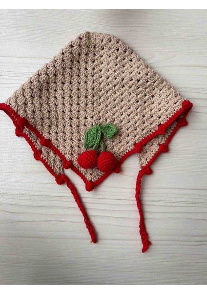 El Yapımı Zarafet: Krem Bej Kiraz Detaylı Tığ Işi Bandana, Örgü Saç Aksesuarı
