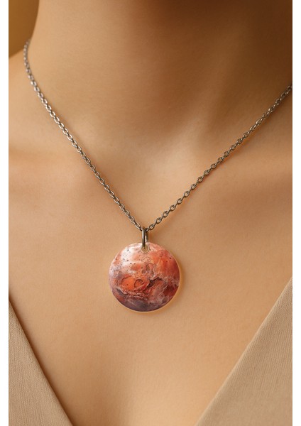 Şeffaf Sert Akrilik Kolye Ucu ve Üzeri Zincirli Desenli Kolye Gezegen