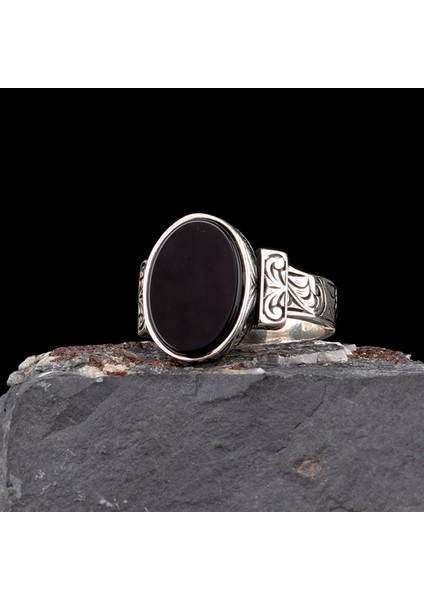 925 Ayar Gümüş Onix Taşlı Kalem Işleme Motifli Erkek Yüzük