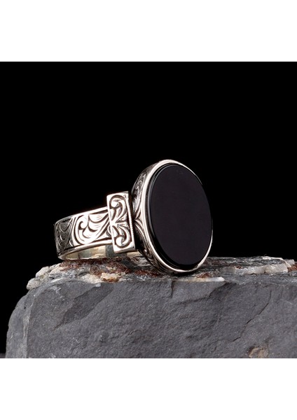 925 Ayar Gümüş Onix Taşlı Kalem Işleme Motifli Erkek Yüzük modelleri