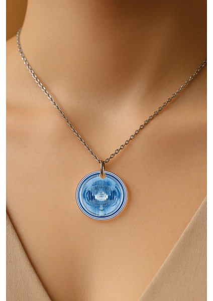 Şeffaf Sert Akrilik Kolye Ucu ve Üzeri Zincirli Desenli Kolye Blue Sport Car