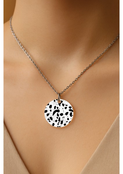 Şeffaf Sert Akrilik Kolye Ucu ve Üzeri Zincirli Desenli Kolye Dalmatian