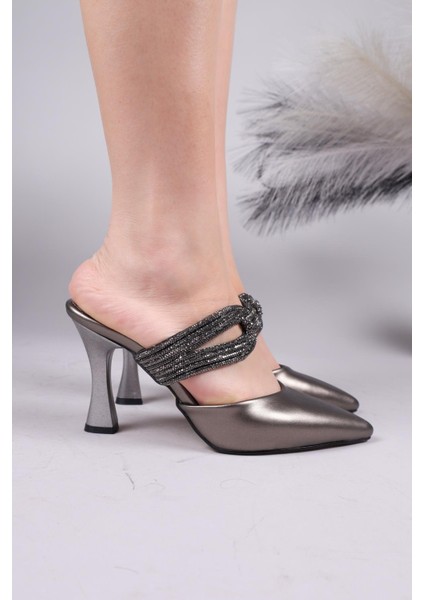 Izard Taşlı Burnu Kapalı Topuklu Terlik Platin modelleri