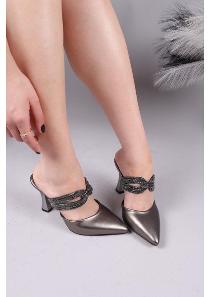 Izard Taşlı Burnu Kapalı Topuklu Terlik Platin indirimleri