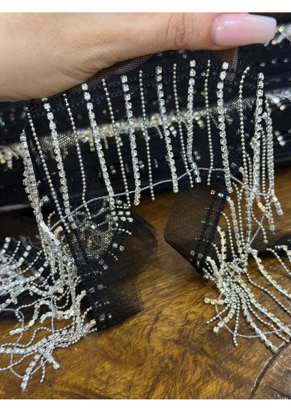 Zirkon Taş Püsküllü Siyah Şerit Dikiş Aksesuarı 1 Metre En 6 cm fiyatları