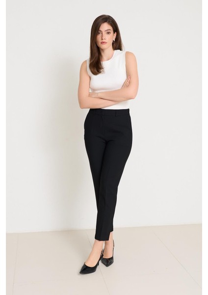 Siyah Cep ve Bel Detaylı Tam Kalıp Pantolon