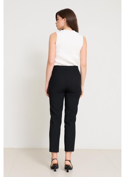 Siyah Cep ve Bel Detaylı Tam Kalıp Pantolon indirimleri