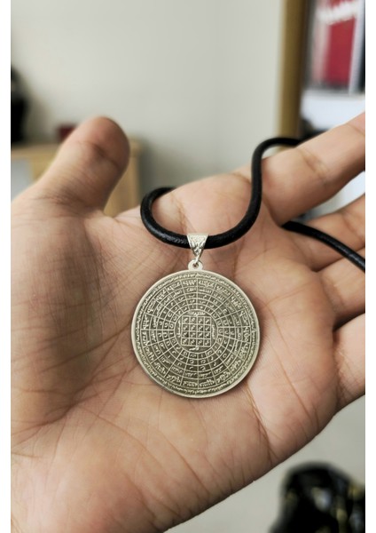 925 Ayar Gümüş Deri Kordonlu Cennetül Esma Kolye