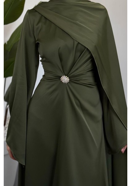 Wave Broşlu Pelerinli Saten Abiye Haki modelleri