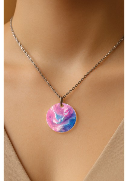 Şeffaf Sert Akrilik Kolye Ucu ve Üzeri Zincirli Desenli Kolye Lila