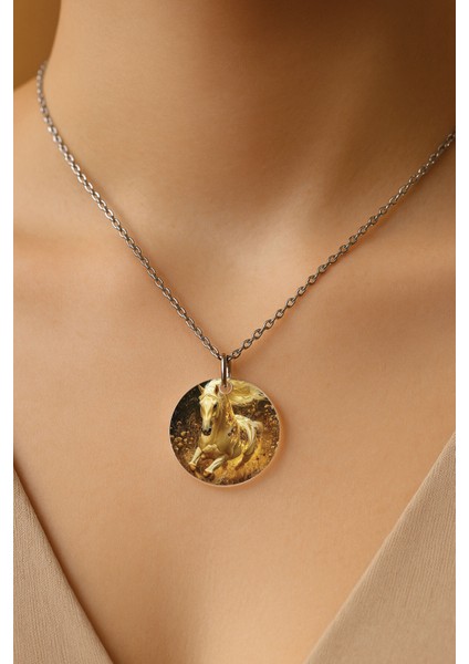 Şeffaf Sert Akrilik Kolye Ucu ve Üzeri Zincirli Desenli Kolye Golden Horse