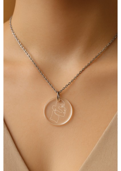 Şeffaf Sert Akrilik Kolye Ucu ve Üzeri Zincirli Desenli Kolye Kadın