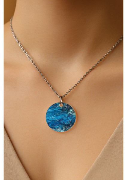 Şeffaf Sert Akrilik Kolye Ucu ve Üzeri Zincirli Desenli Kolye Maviorganik