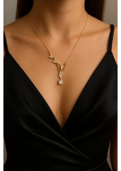 Zarif Altın Renk Kelebek Figürlü Kadın Kolye – Işıltılı Zirkon Taşlı Kararmaz Çelik Zincir – Şık, Modern ve Göz Alıcı Takı | Günlük Kombin, Özel Gün, Sevgiliye Hediye Için Mükemmel Seçim | modelleri