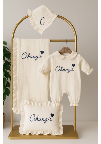 Isimli Nakışlı Müslin 4'lü Hastane Çıkış Seti (Fırfırlı) ( Isme Özel Müslin Battaniye,isme Özel Yastık Kılıfı )